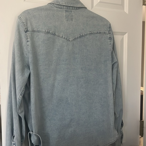 Levi’s Denim Shirt. Heavier weight fabric Light/Faded Blue - Picture 10 of 10